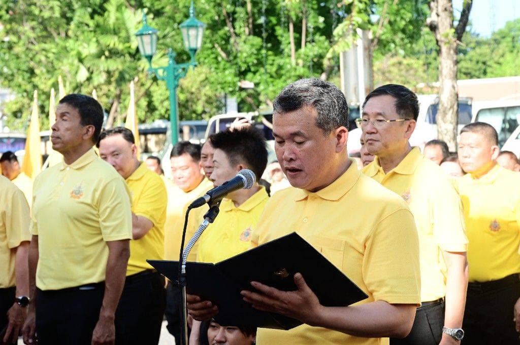 มท.1 นำข้าราชการและพสกนิกรร่วมถวายพระพรชัยมงคลพระบาทสมเด็จพระเจ้าอยู่หัว ด้วยขบวนธงตราสัญลักษณ์พระราชพิธีมหามงคลเฉลิมพระชนมพรรษา กว่า 1,500 คน หลอมรวมทุกดวงใจของคนไทย ประกาศก้องพลังแห่งความจงรักภักดี จากทั่วถิ่นแคว้นแดนไทยสู่กระทรวงมหาดไทย”