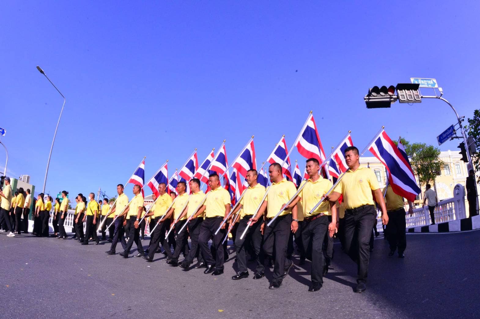 มท.1 นำข้าราชการและพสกนิกรร่วมถวายพระพรชัยมงคลพระบาทสมเด็จพระเจ้าอยู่หัว ด้วยขบวนธงตราสัญลักษณ์พระราชพิธีมหามงคลเฉลิมพระชนมพรรษา กว่า 1,500 คน หลอมรวมทุกดวงใจของคนไทย ประกาศก้องพลังแห่งความจงรักภักดี จากทั่วถิ่นแคว้นแดนไทยสู่กระทรวงมหาดไทย”