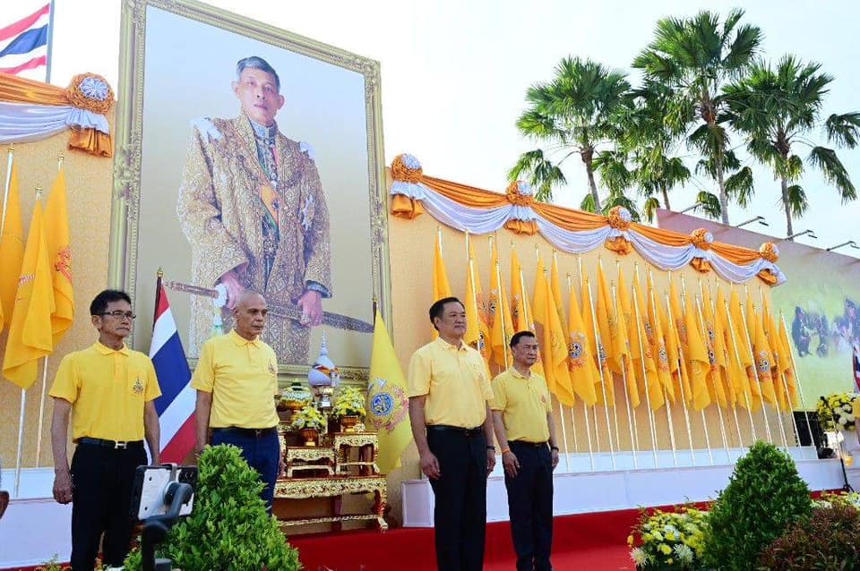 มท.1 นำข้าราชการและพสกนิกรร่วมถวายพระพรชัยมงคลพระบาทสมเด็จพระเจ้าอยู่หัว ด้วยขบวนธงตราสัญลักษณ์พระราชพิธีมหามงคลเฉลิมพระชนมพรรษา กว่า 1,500 คน หลอมรวมทุกดวงใจของคนไทย ประกาศก้องพลังแห่งความจงรักภักดี จากทั่วถิ่นแคว้นแดนไทยสู่กระทรวงมหาดไทย”
