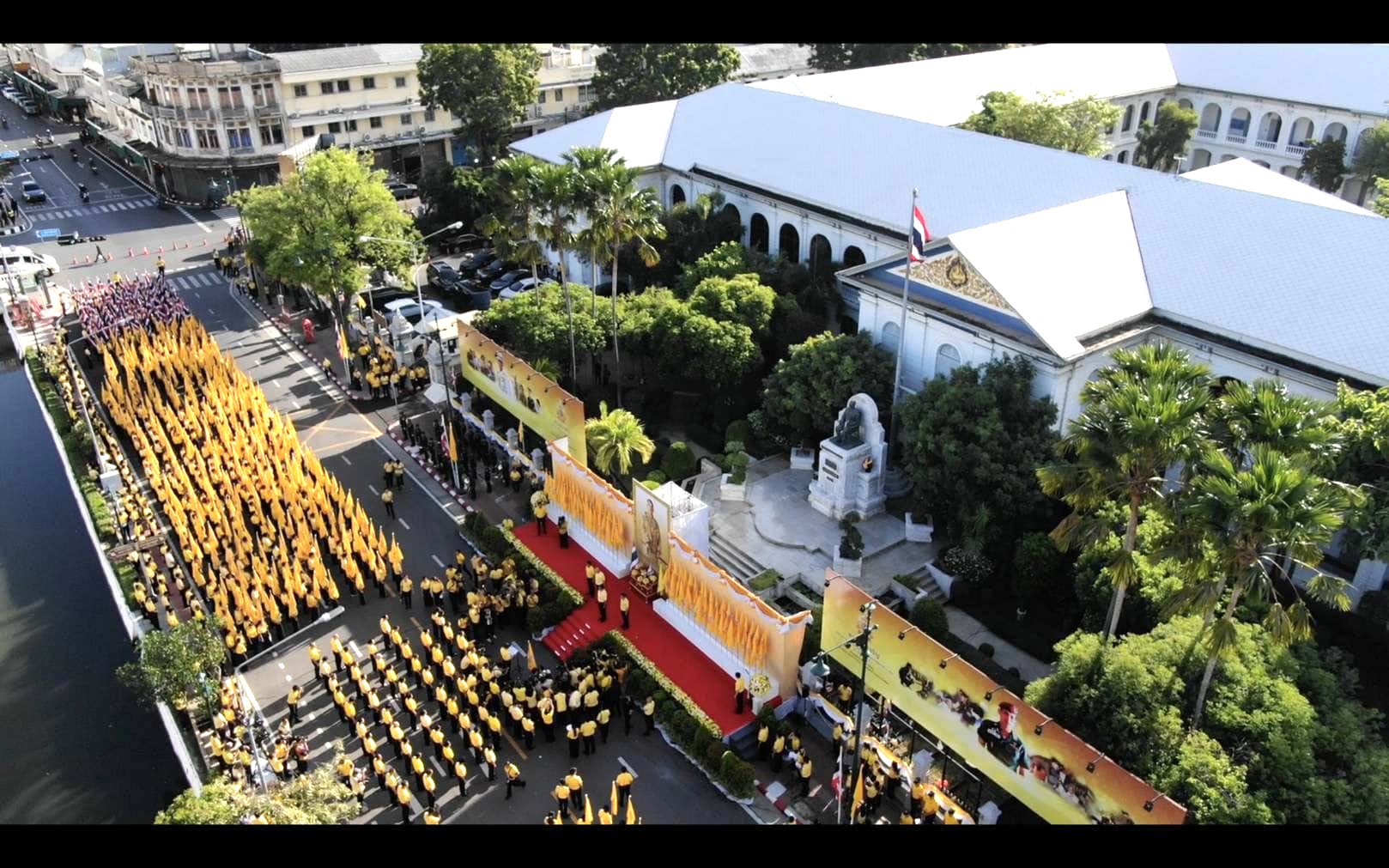 มท.1 นำข้าราชการและพสกนิกรร่วมถวายพระพรชัยมงคลพระบาทสมเด็จพระเจ้าอยู่หัว ด้วยขบวนธงตราสัญลักษณ์พระราชพิธีมหามงคลเฉลิมพระชนมพรรษา กว่า 1,500 คน หลอมรวมทุกดวงใจของคนไทย ประกาศก้องพลังแห่งความจงรักภักดี จากทั่วถิ่นแคว้นแดนไทยสู่กระทรวงมหาดไทย”