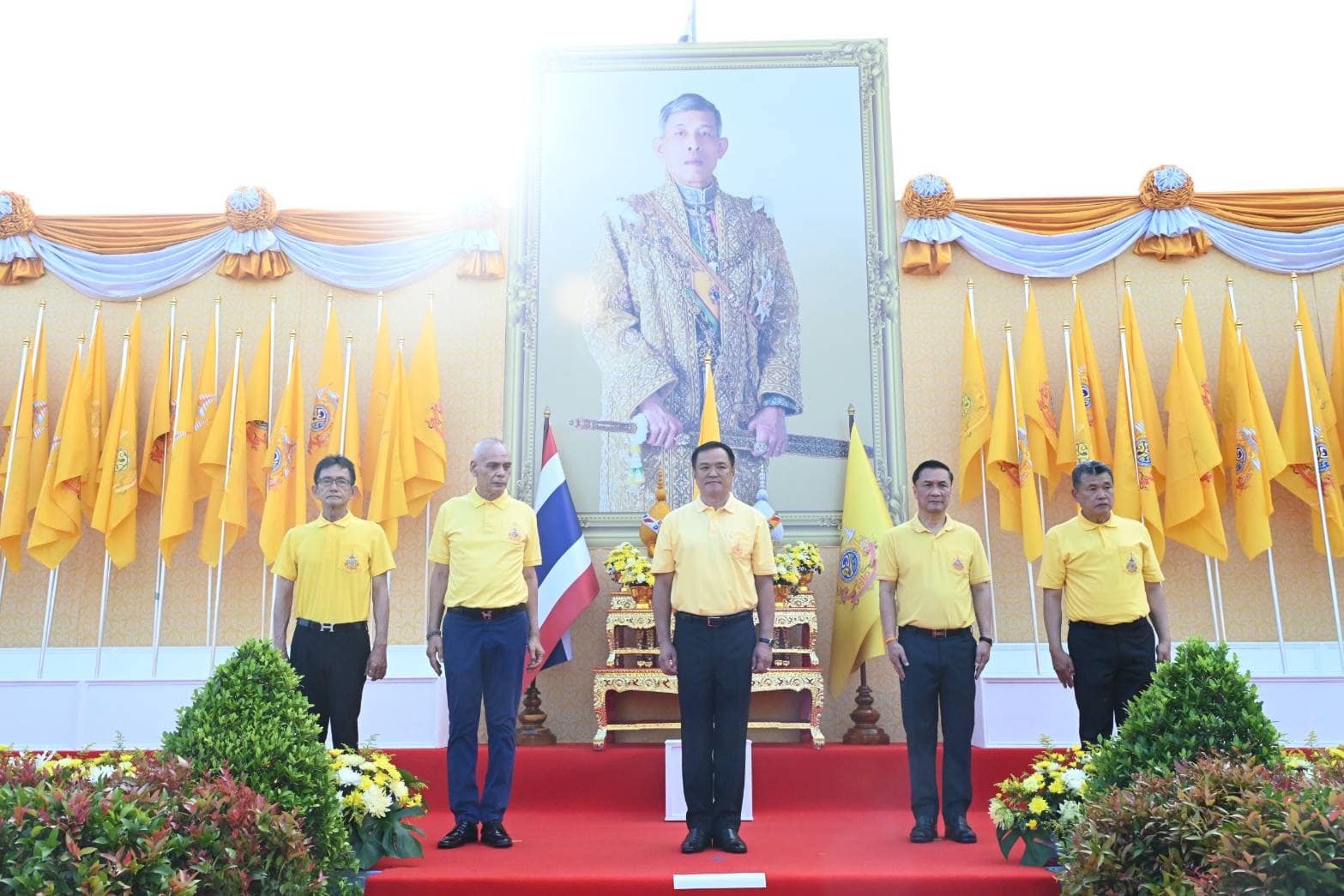 มท.1 นำข้าราชการและพสกนิกรร่วมถวายพระพรชัยมงคลพระบาทสมเด็จพระเจ้าอยู่หัว ด้วยขบวนธงตราสัญลักษณ์พระราชพิธีมหามงคลเฉลิมพระชนมพรรษา กว่า 1,500 คน หลอมรวมทุกดวงใจของคนไทย ประกาศก้องพลังแห่งความจงรักภักดี จากทั่วถิ่นแคว้นแดนไทยสู่กระทรวงมหาดไทย”