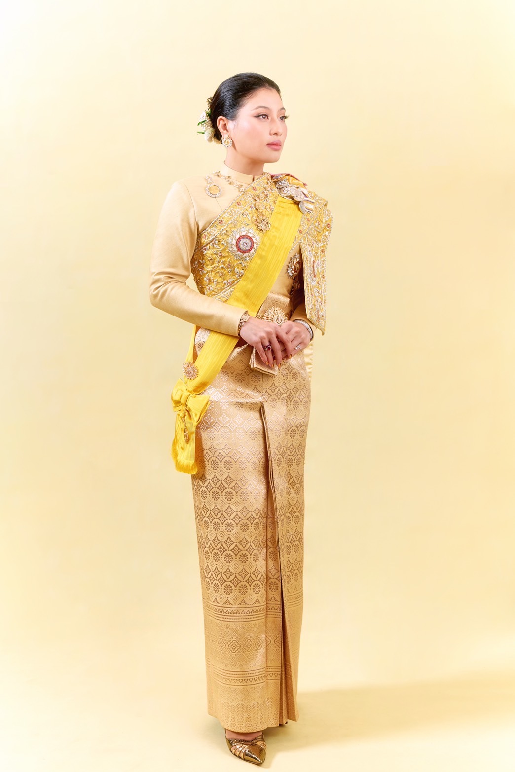 สมเด็จพระเจ้าลูกเธอ เจ้าฟ้าสิริวัณณวรี นารีรัตนราชกัญญา ทรงฉลองพระองค์ในพิธีการ พระบาทสมเด็จพระเจ้าอยู่หัว