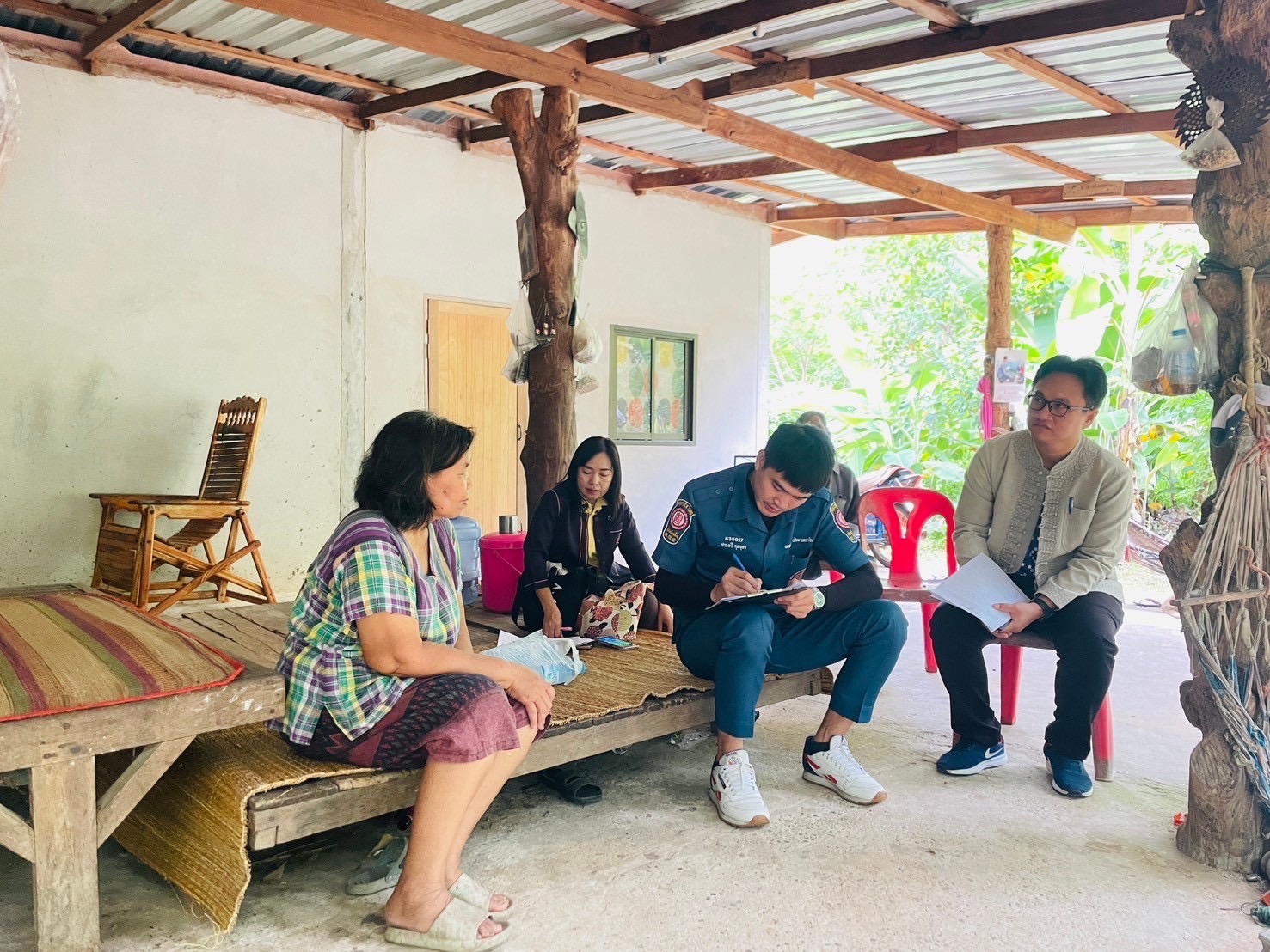 กรมการพัฒนาชุมชน ร่วมกับ มูลนิธิป่อเต็กตึ้ง ลงพื้นที่จัดเก็บข้อมูลครัวเรือนยากจนเป้าหมายสนับสนุนวัสดุอุปกรณ์ประกอบอาชีพ จังหวัดยโสธร