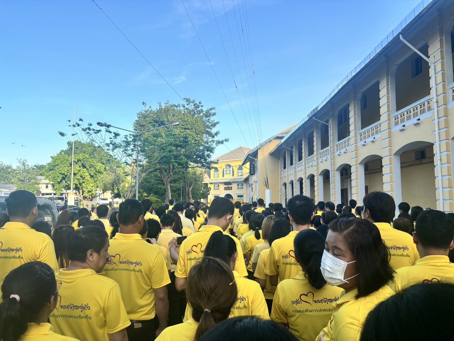 มท.1 นำข้าราชการและพสกนิกรร่วมถวายพระพรชัยมงคลพระบาทสมเด็จพระเจ้าอยู่หัว ด้วยขบวนธงตราสัญลักษณ์พระราชพิธีมหามงคลเฉลิมพระชนมพรรษา กว่า 1,500 คน หลอมรวมทุกดวงใจของคนไทย ประกาศก้องพลังแห่งความจงรักภักดี จากทั่วถิ่นแคว้นแดนไทยสู่กระทรวงมหาดไทย”