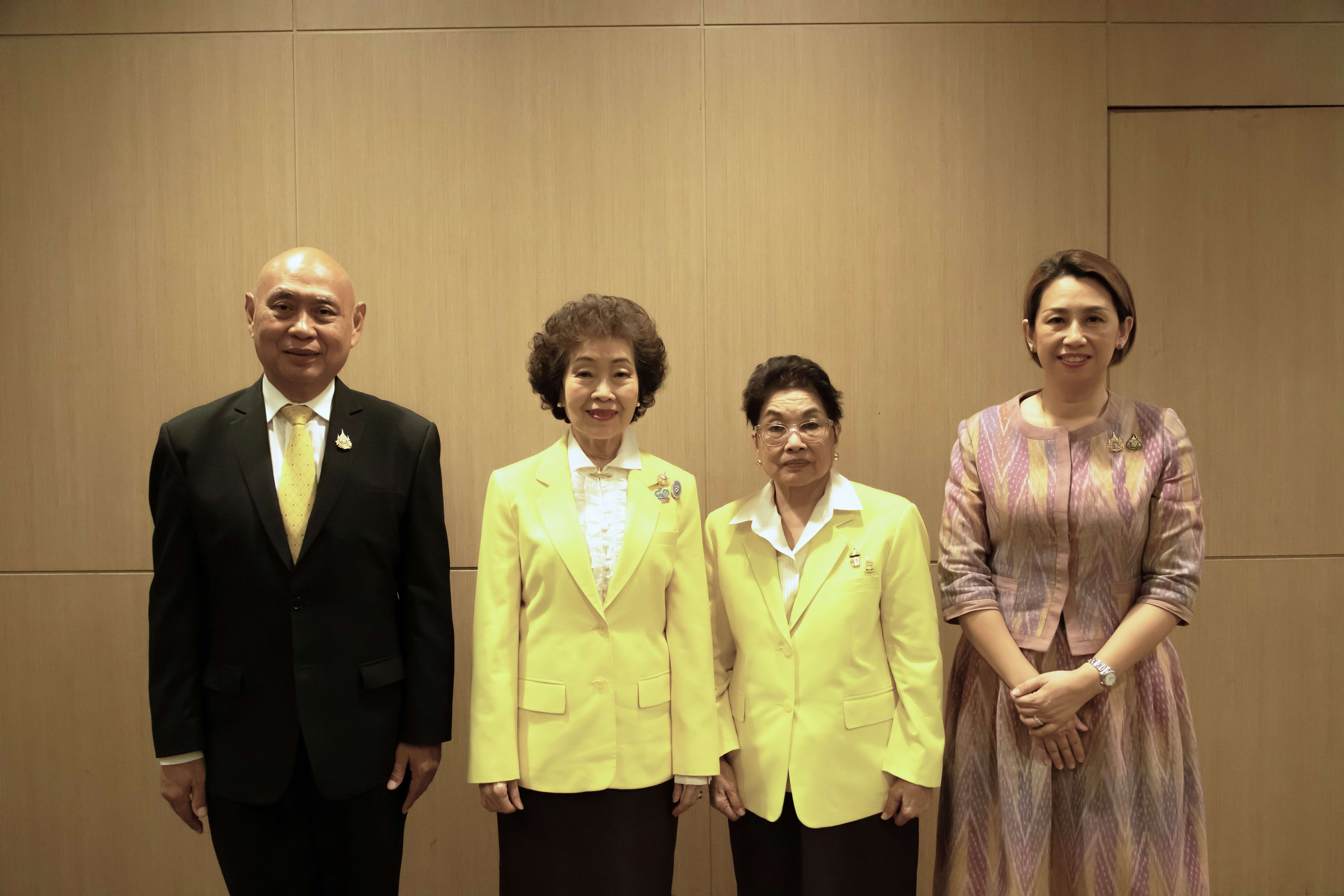 ประชุมคณะกรรมการดำเนินงานมูลนิธิร่วมจิตต์น้อมเกล้าฯ เพื่อเยาวชน ในพระบรมราชินูปถัมภ์