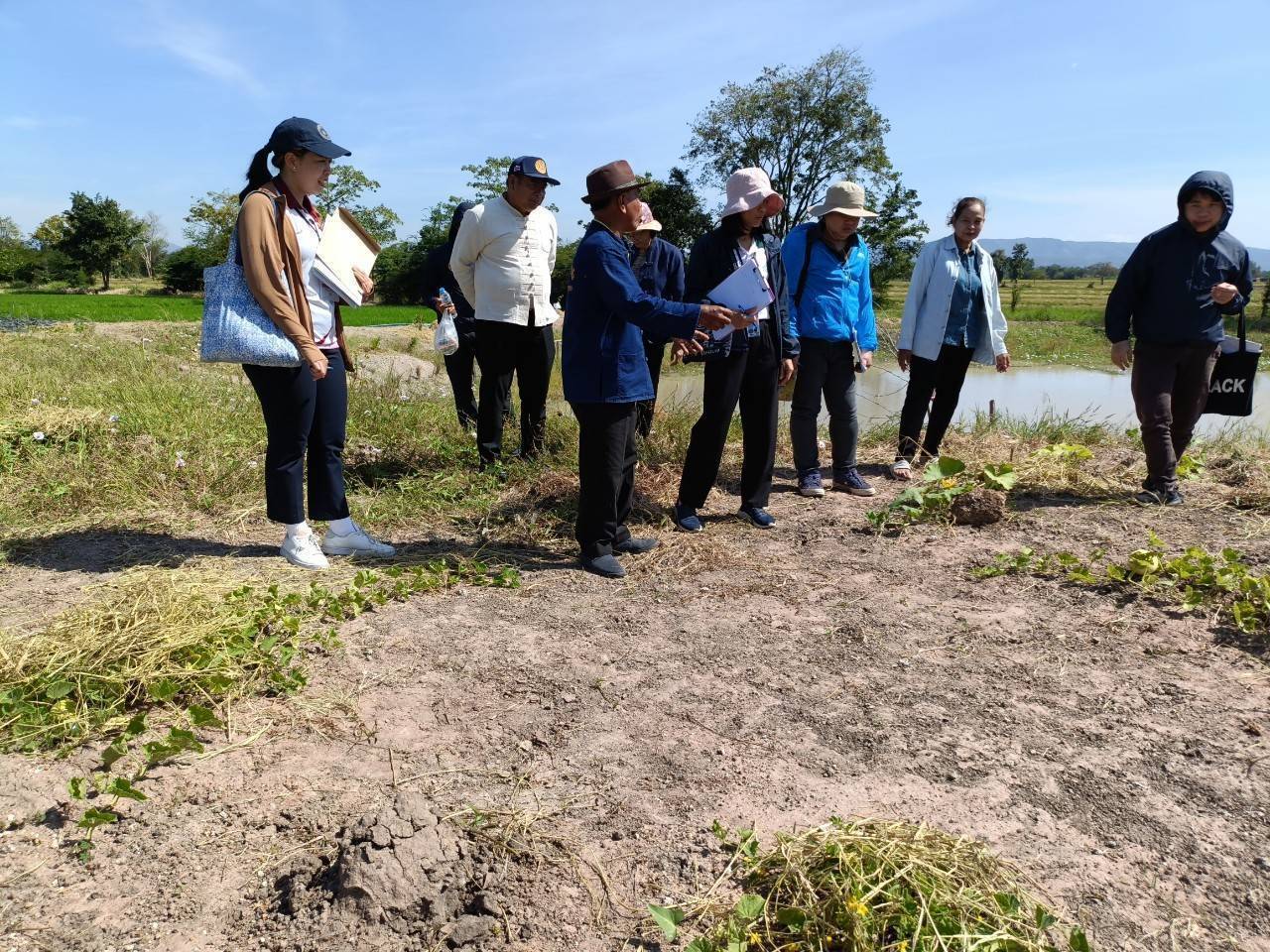 🥦สำนักเสริมสร้างความเข้มแข็งชุมชน ร่วมกับสำนักงานการตรวจเงินแผ่นดิน ลงพื้นที่ติดตามการตรวจสอบผลสัมฤทธิ์และประสิทธิภาพการดำเนินงานโครงการพัฒนาหมู่บ้านเศรษฐกิจพอเพียงพื้นที่จังหวัดลพบุรี