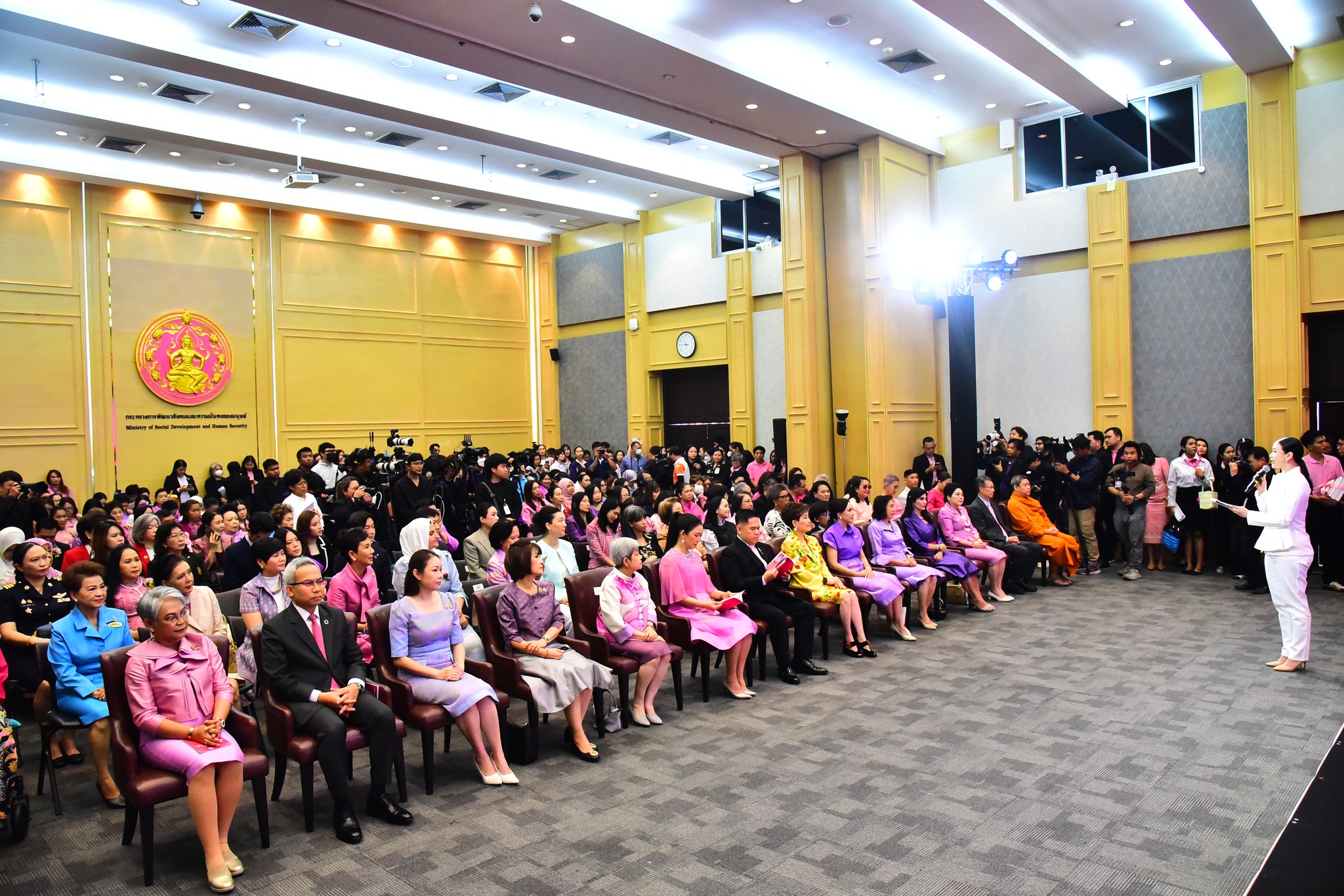 ร่วมแสดงความยินดี รางวัลสตรีดีเด่นด้านการพัฒนาชุมชน