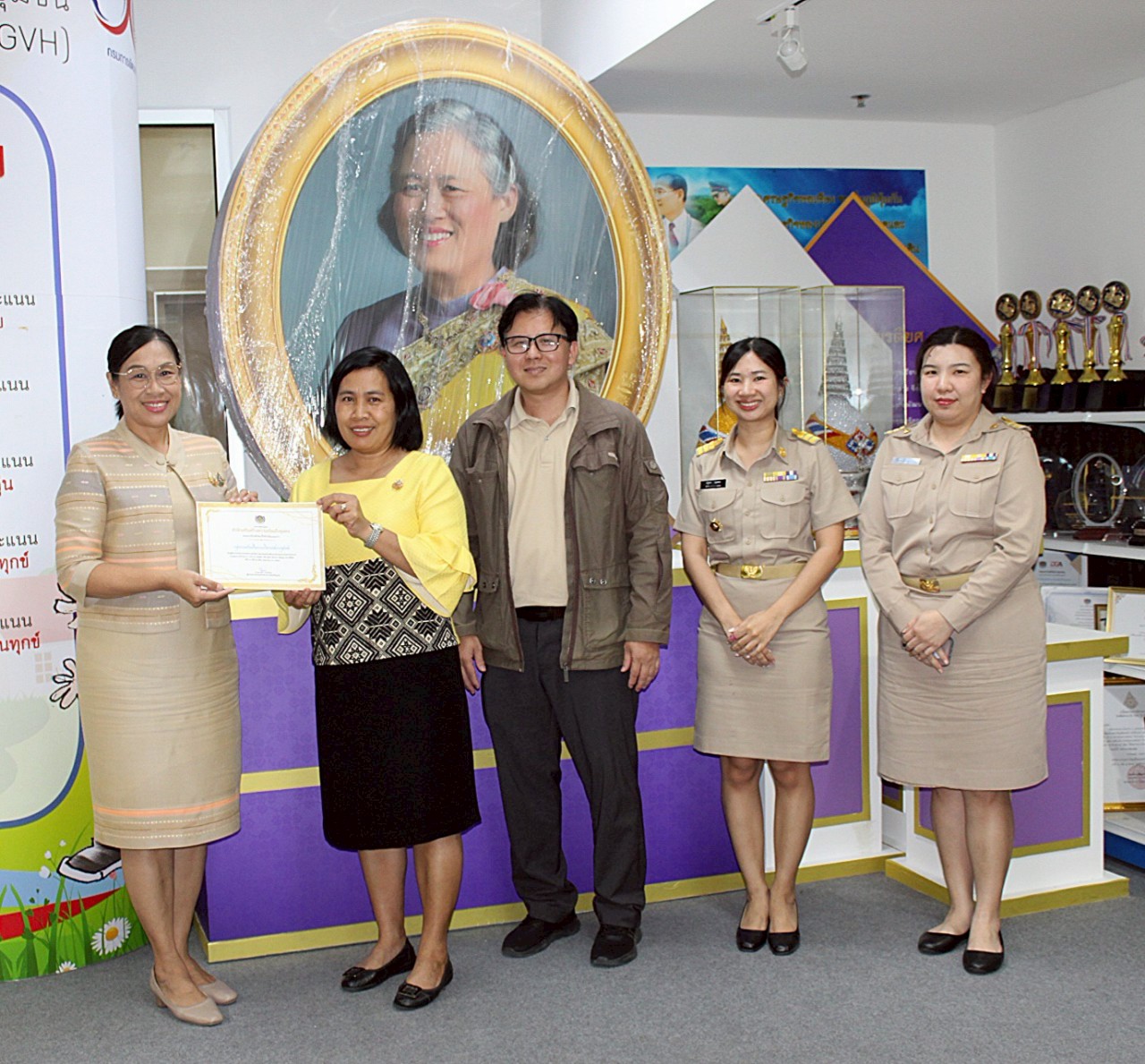 ยกย่องเชิดชูเกียรติบุคคลคุณธรรมและหน่วยงานคุณธรรม สำนักเสริมสร้างความเข้มแข็งชุมชน