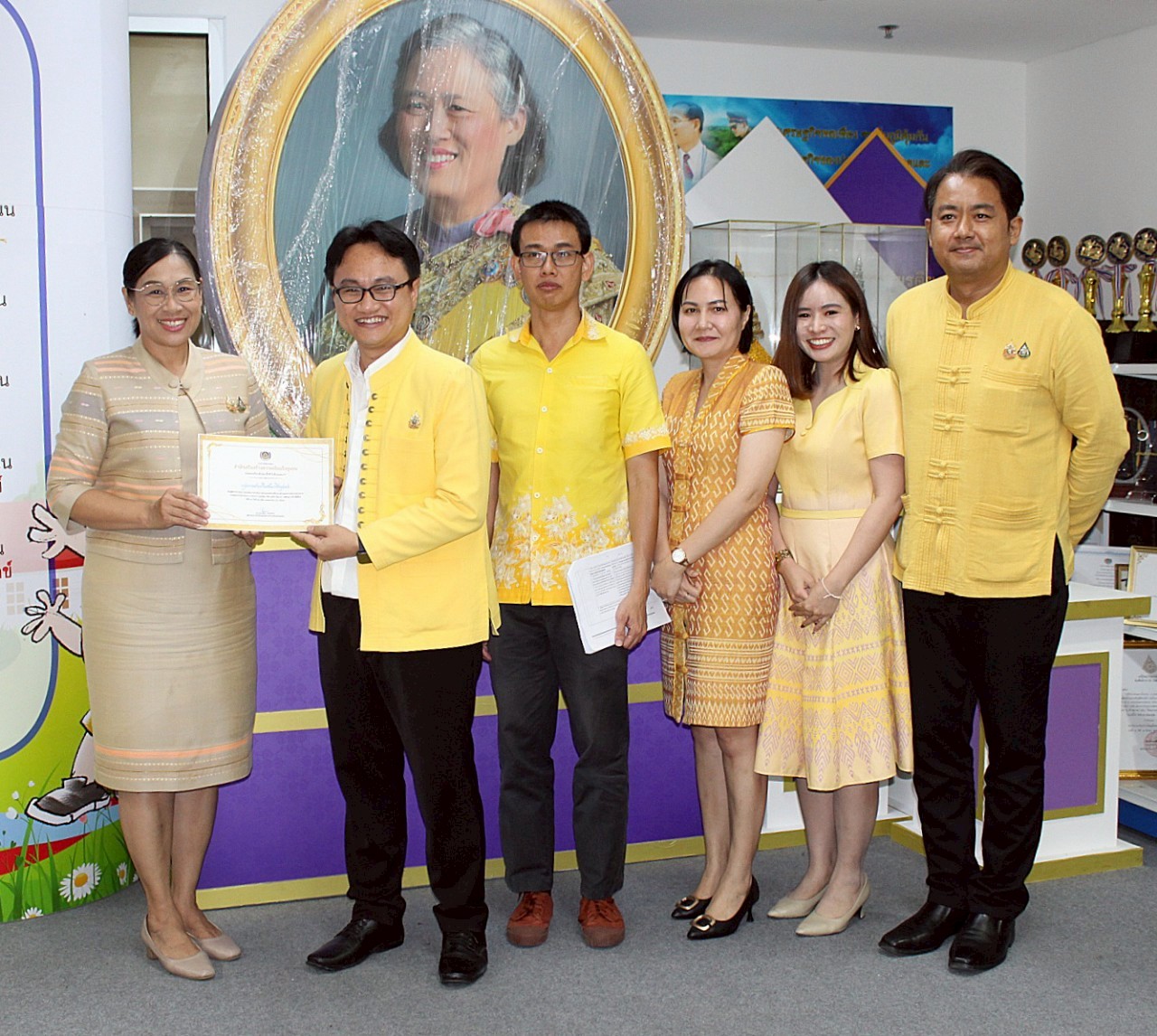 ยกย่องเชิดชูเกียรติบุคคลคุณธรรมและหน่วยงานคุณธรรม สำนักเสริมสร้างความเข้มแข็งชุมชน