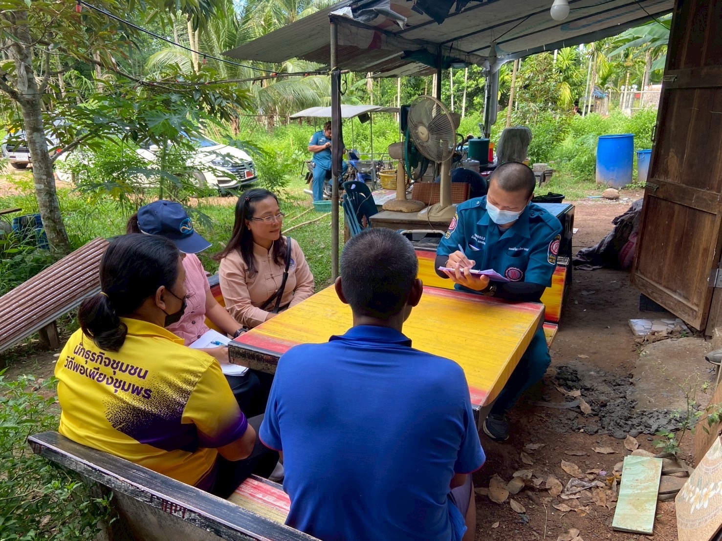 🤝กรมการพัฒนาชุมชน ร่วมกับ มูลนิธิป่อเต็กตึ้ง ลงพื้นที่จัดเก็บข้อมูลครัวเรือนยากจนเป้าหมายสนับสนุนวัสดุอุปกรณ์ประกอบอาชีพ จังหวัดชุมพร🤝