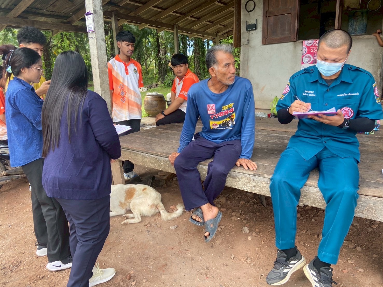🤝กรมการพัฒนาชุมชน ร่วมกับ มูลนิธิป่อเต็กตึ้ง ลงพื้นที่จัดเก็บข้อมูลครัวเรือนยากจนเป้าหมายสนับสนุนวัสดุอุปกรณ์ประกอบอาชีพ จังหวัดชุมพร 🤝