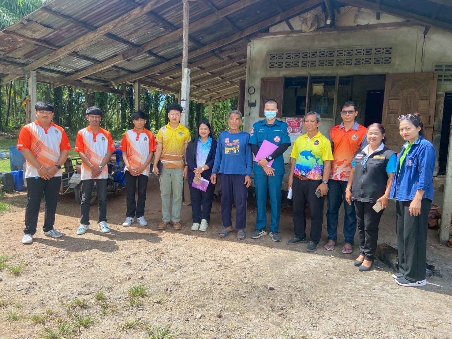 🤝กรมการพัฒนาชุมชน ร่วมกับ มูลนิธิป่อเต็กตึ้ง ลงพื้นที่จัดเก็บข้อมูลครัวเรือนยากจนเป้าหมายสนับสนุนวัสดุอุปกรณ์ประกอบอาชีพ จังหวัดชุมพร 🤝