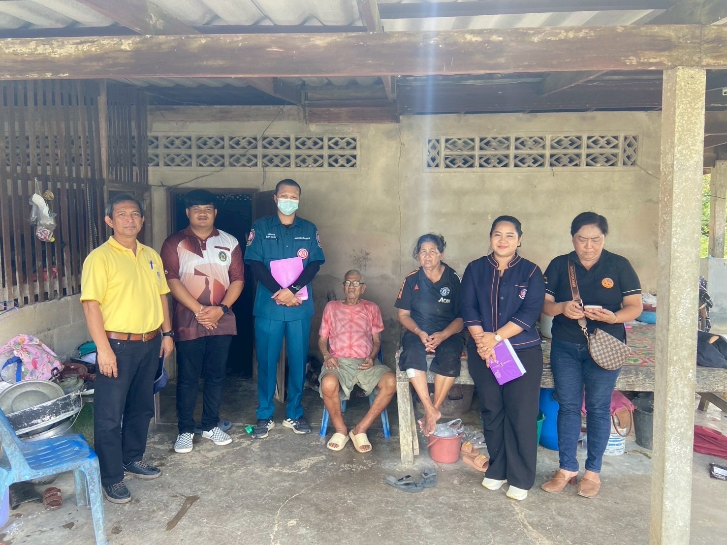 🤝กรมการพัฒนาชุมชน ร่วมกับ มูลนิธิป่อเต็กตึ้ง ลงพื้นที่จัดเก็บข้อมูลครัวเรือนยากจนเป้าหมายสนับสนุนวัสดุอุปกรณ์ประกอบอาชีพ จังหวัดชุมพร 🤝