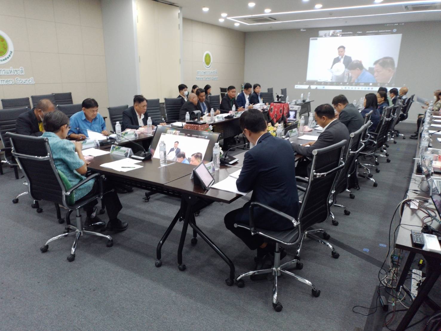 ประชุมเวทีรับฟังความคิดเห็นต่อข้อเสนอเชิงนโยบายของสภาเกษตรกรแห่งชาติ ณ ห้องประชุมสำนักงานสภาเกษตรกรแห่งชาติ
