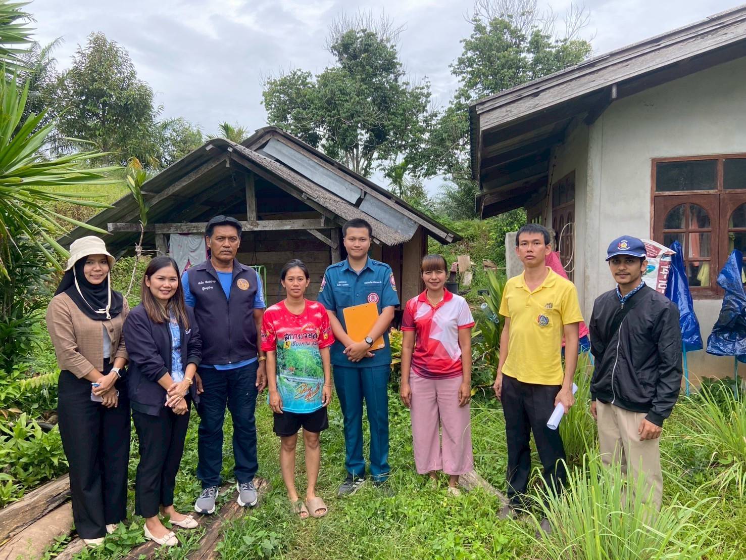 กรมการพัฒนาชุมชน ร่วมกับ มูลนิธิป่อเต็กตึ้ง ลงพื้นที่จัดเก็บข้อมูลครัวเรือนยากจนเป้าหมายสนับสนุนวัสดุอุปกรณ์ประกอบอาชีพ จังหวัดสุราษฎร์ธานี
