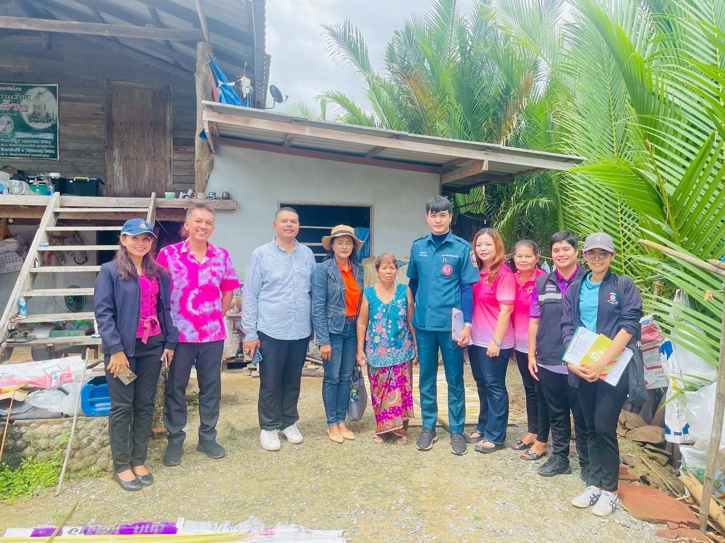 กรมการพัฒนาชุมชน ร่วมกับ มูลนิธิป่อเต็กตึ้ง ลงพื้นที่จัดเก็บข้อมูลครัวเรือนยากจนเป้าหมายสนับสนุนวัสดุอุปกรณ์ประกอบอาชีพ จังหวัดสุราษฎร์ธานี