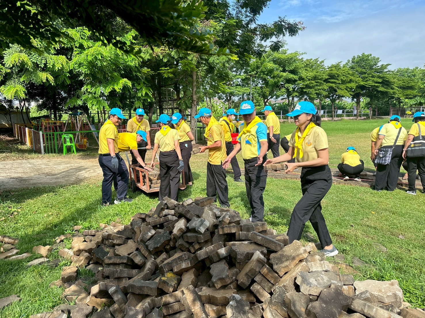 พช. ทำความดี ด้วยหัวใจ เทิดทูนสถาบันหลักของชาติ เนื่องในวันเฉลิมพระชนมพรรษา สมเด็จพระนางเจ้าฯ พระบรมราชินี