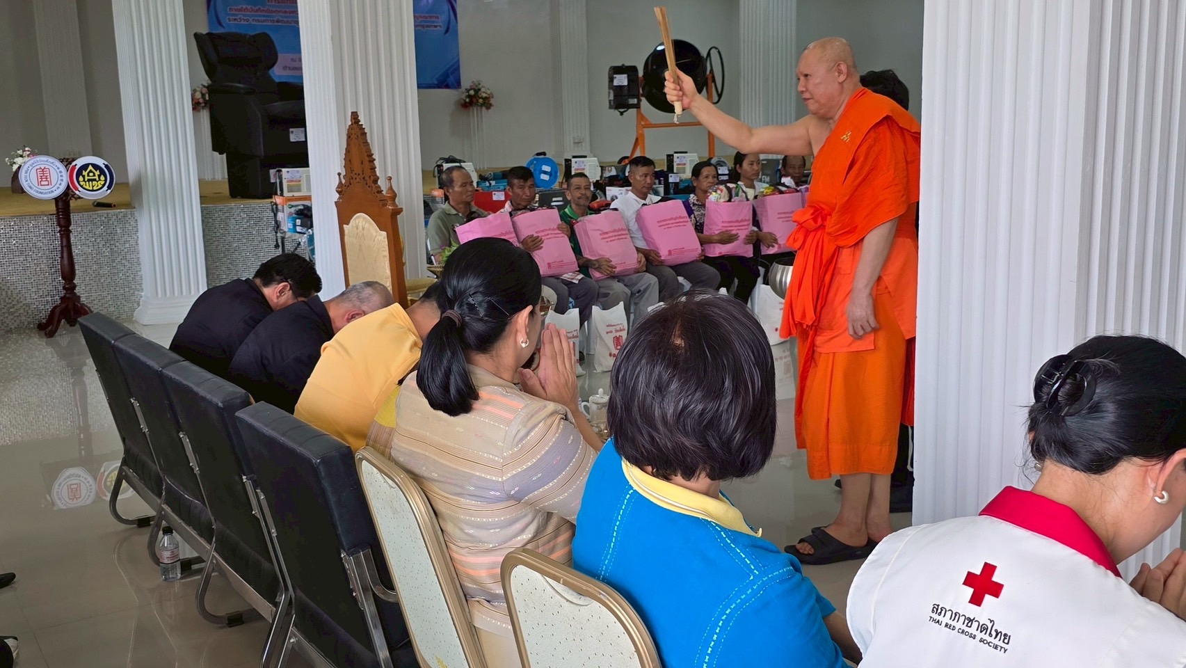 กรมการพัฒนาชุมชน ร่วมกับ มูลนิธิป่อเต็กตึ๊ง มอบวัสดุอุปกรณ์สนับสนุนอาชีพแก่ครัวเรือนยากจนที่ประสบสาธารณภัย (อุทกภัย) จังหวัดเชียงราย