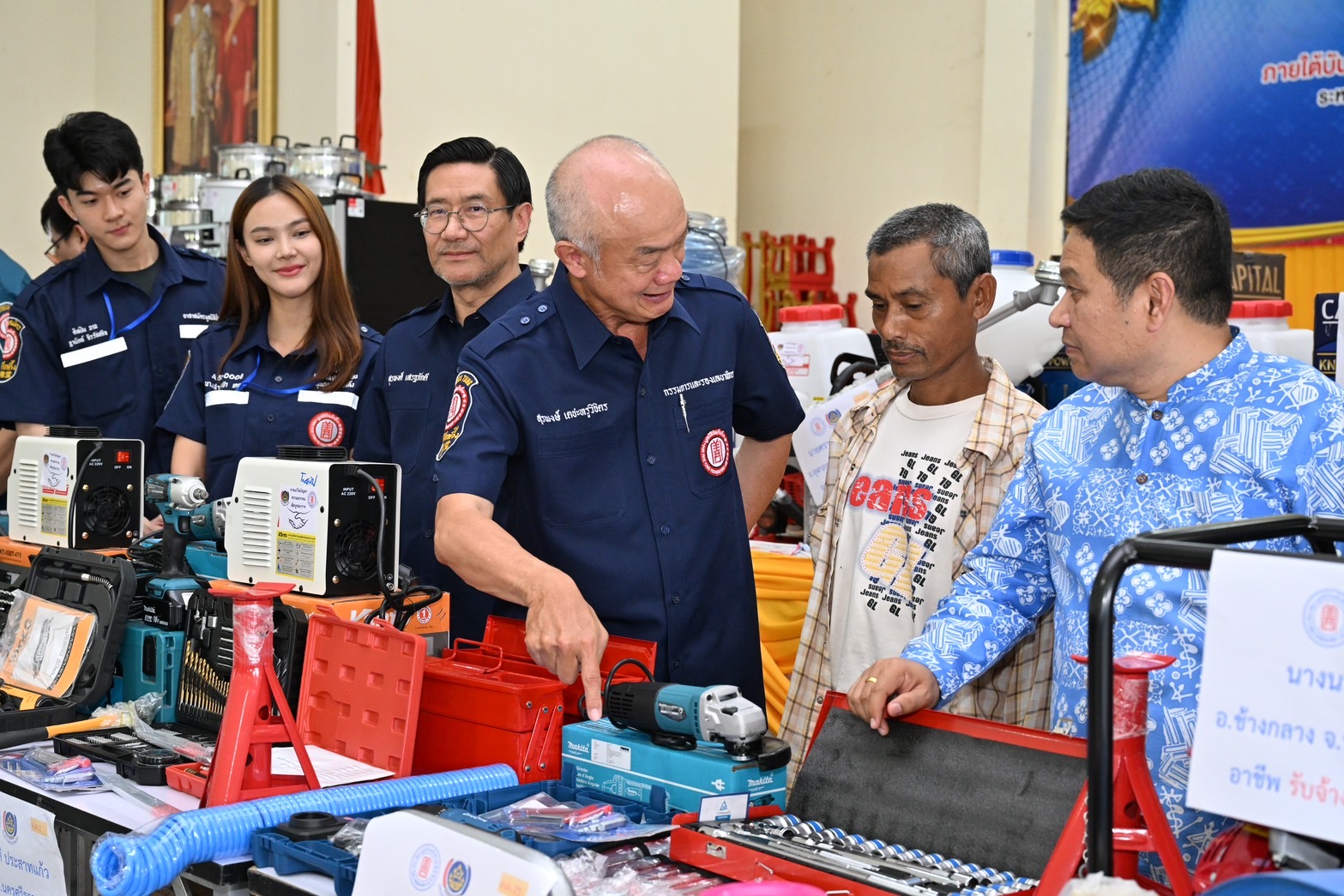 กรมการพัฒนาชุมชน ร่วมกับ มูลนิธิป่อเต็กตึ๊ง มอบวัสดุอุปกรณ์สนับสนุนอาชีพแก่ครัวเรือนยากจนในพื้นที่จังหวัดนครศรีธรรมราช